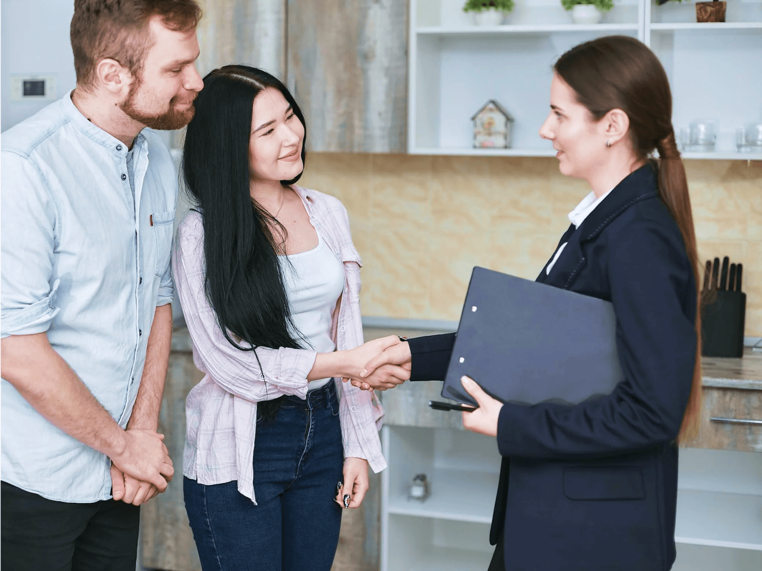 Client shaking hand with sales women