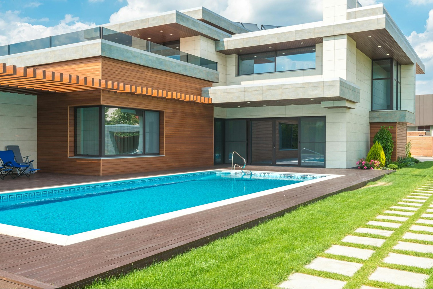 House with backyard pool